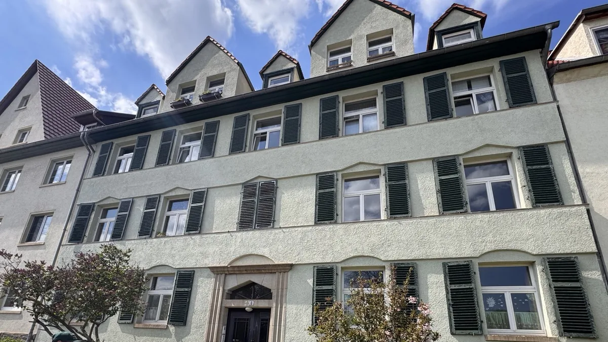 Straßenansicht eines Mehrfamilienhauses im Bestand