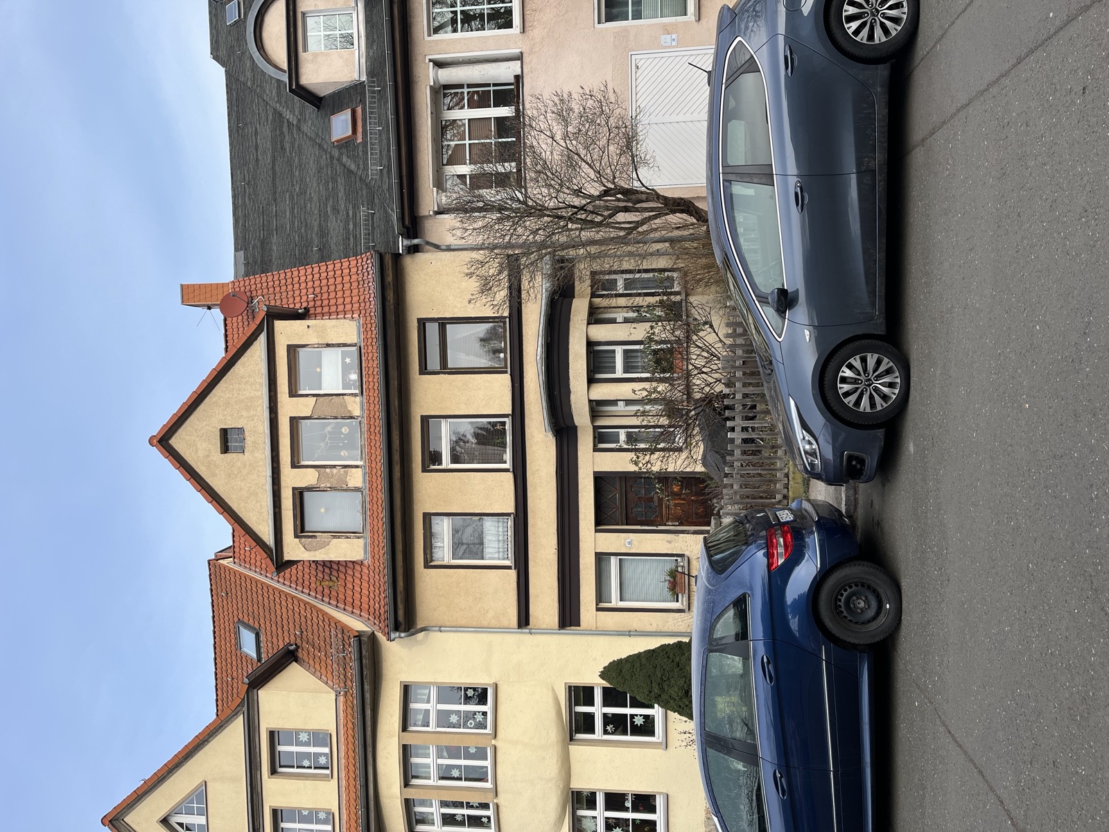 Gründerzeit-Wohnhaus Böcklinstraße 60 in Erfurt, Straßenfassade vor der Sanierung.