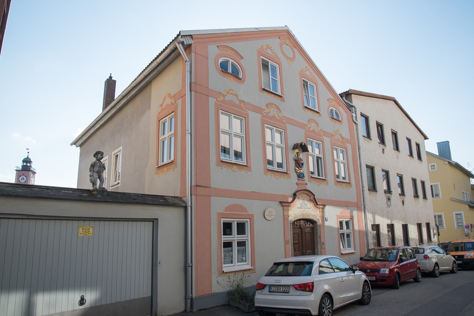 Sanierte Bestandsfassade mit Stuckgliederung.