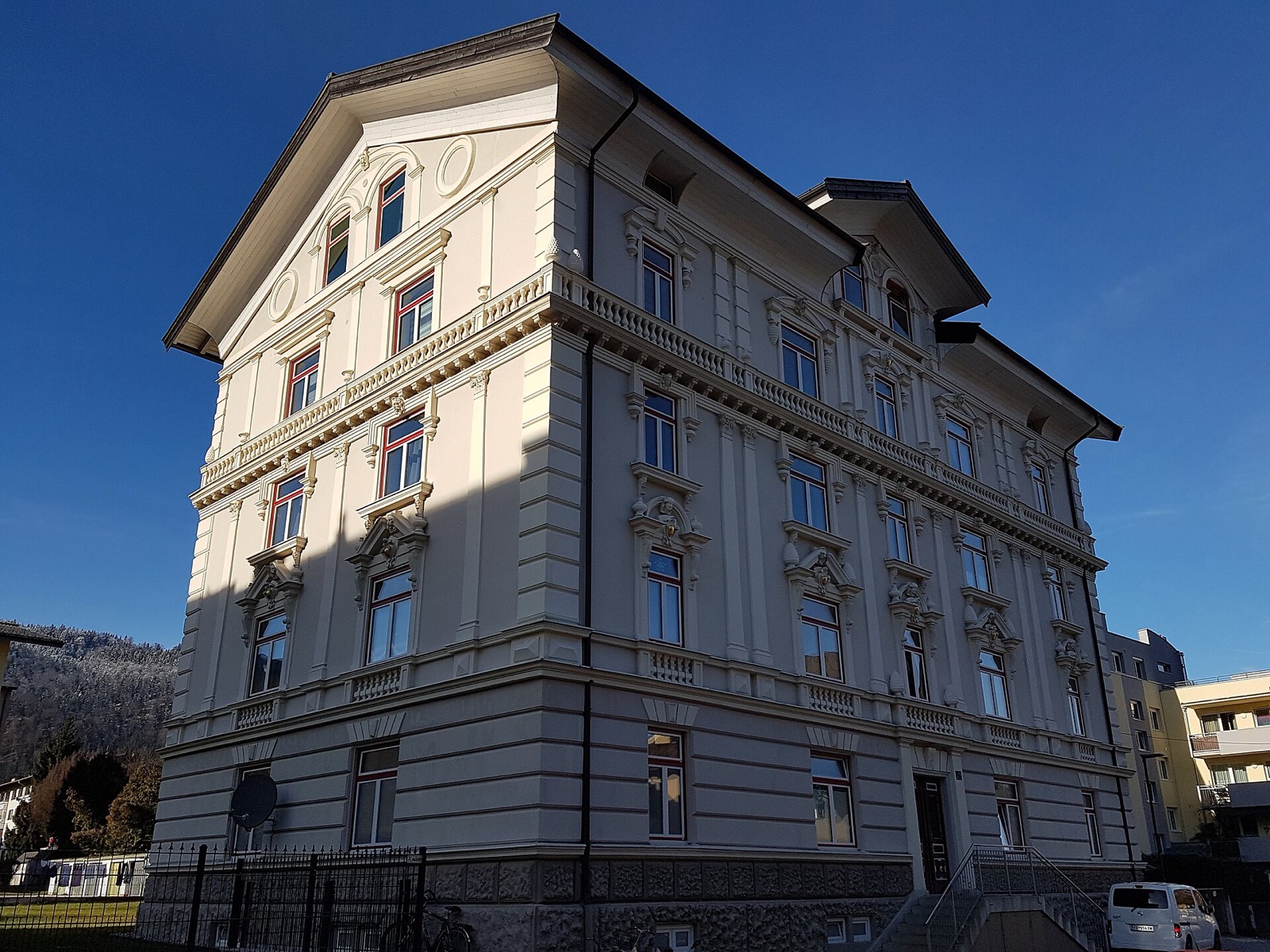 Gründerzeit-Mehrfamilienhaus mit Stuckfassade.