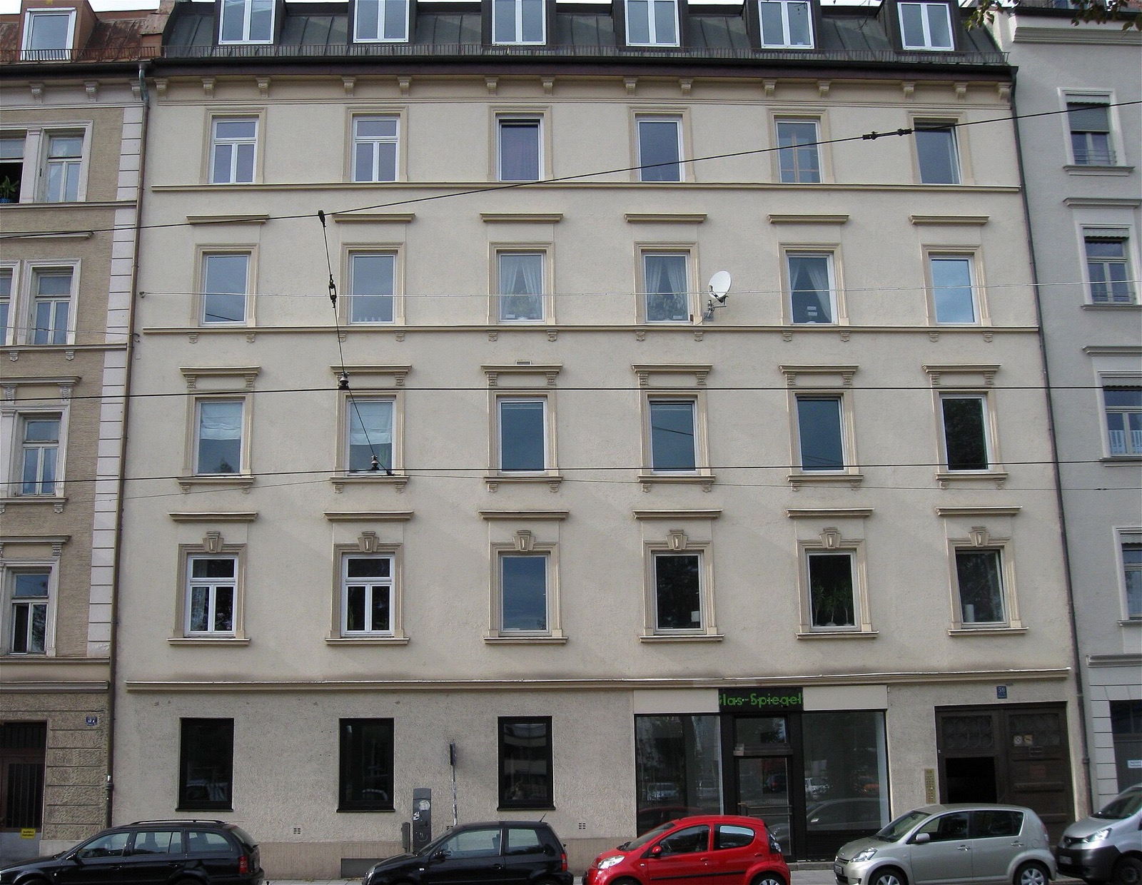 Gepflegte Gründerzeit-Mietshausfassade im Bestand — stilles Eigenkapital, das nicht dokumentiert ist.